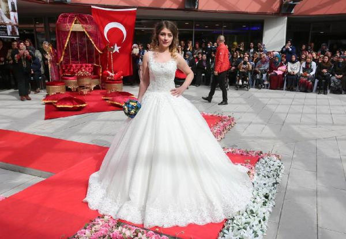 Defileli \'Dünya Kadınlar Günü\' Kutlaması