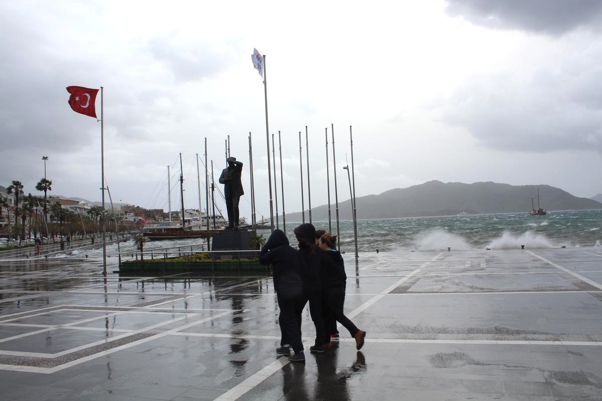 Dha Yurt - Marmaris\'te Fırtına Sahili Etkiledi