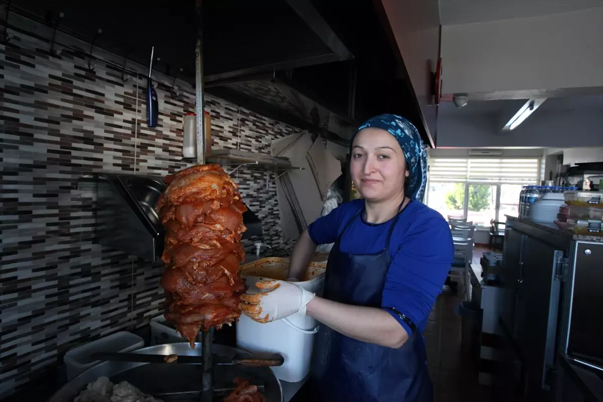 Döner Tezgahının Başında Kadın Usta