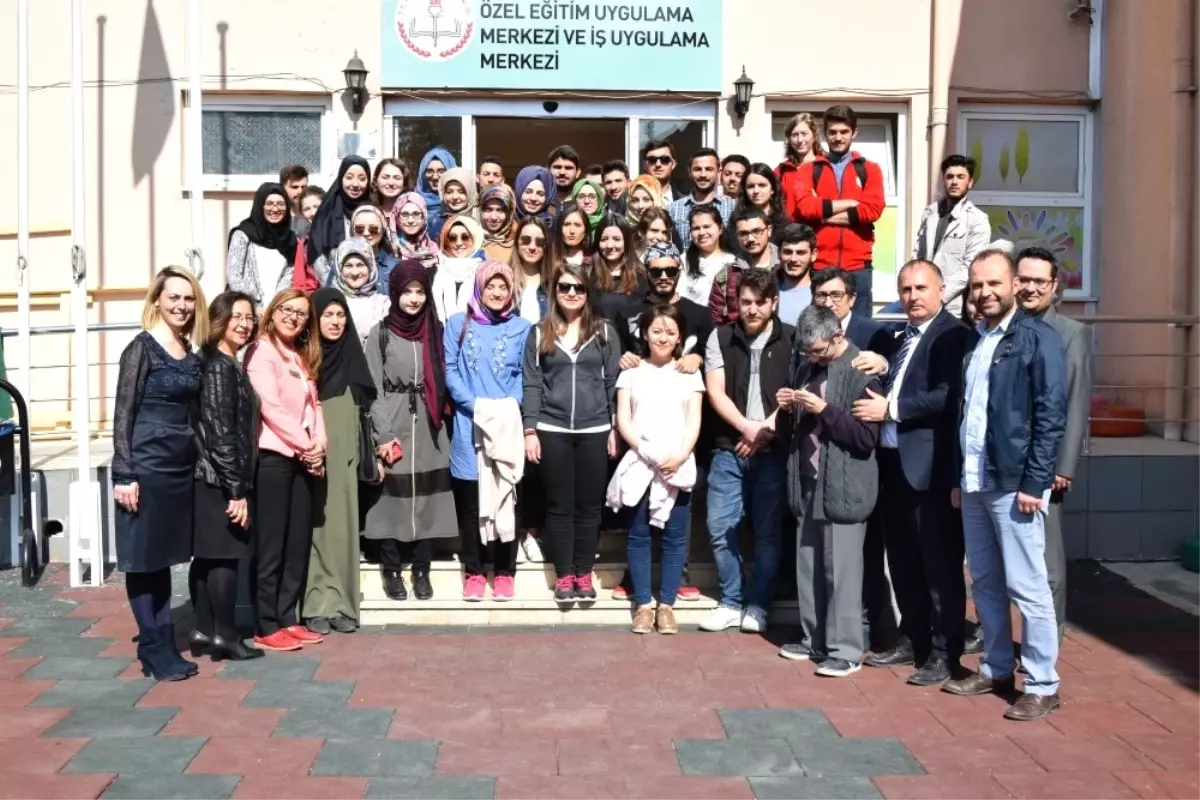 Düzce Üniversitesi Öğrencileri Engelli Kardeşlerine Destek Oluyor