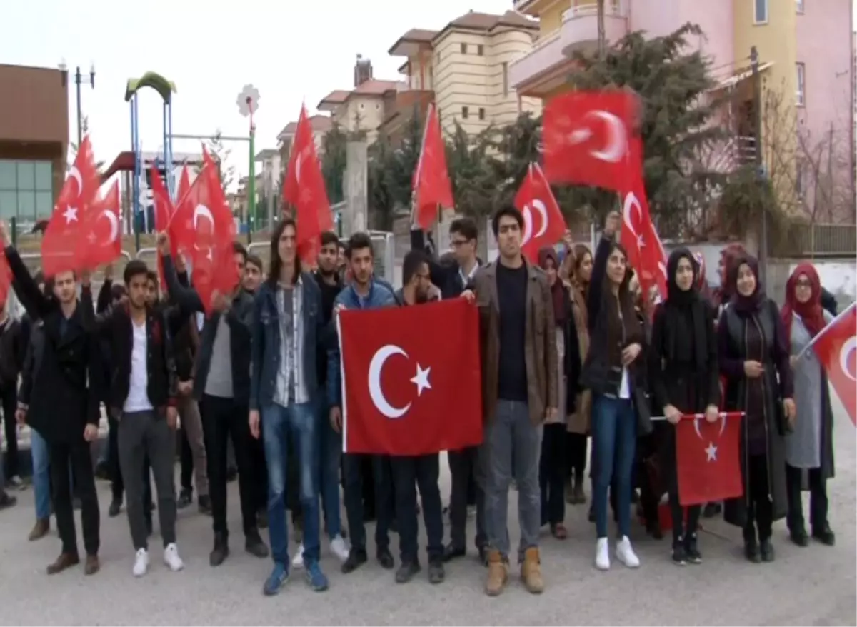 Fetö\'cü Askerlere Türk Bayraklı Protesto