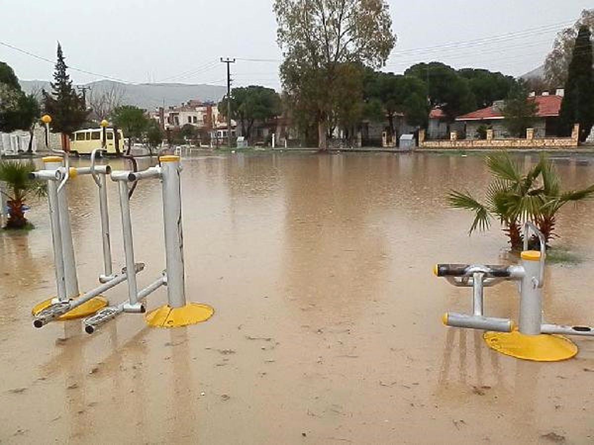 Foça\'da Yağmur Etkili Oldu