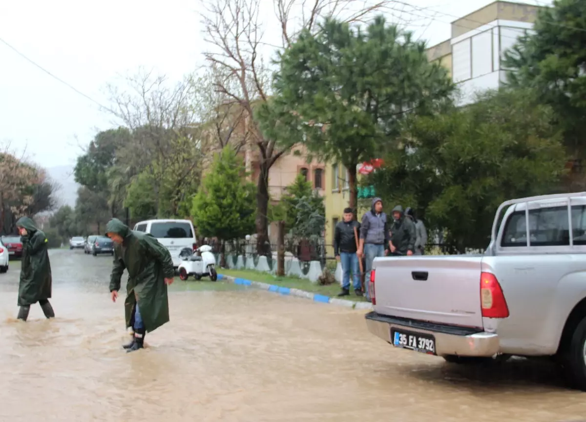 Foça\'yı Sağanak Vurdu, 50 Yıldır Akmayan Dereler Taştı! Ev ve İş Yerleri Su Altında