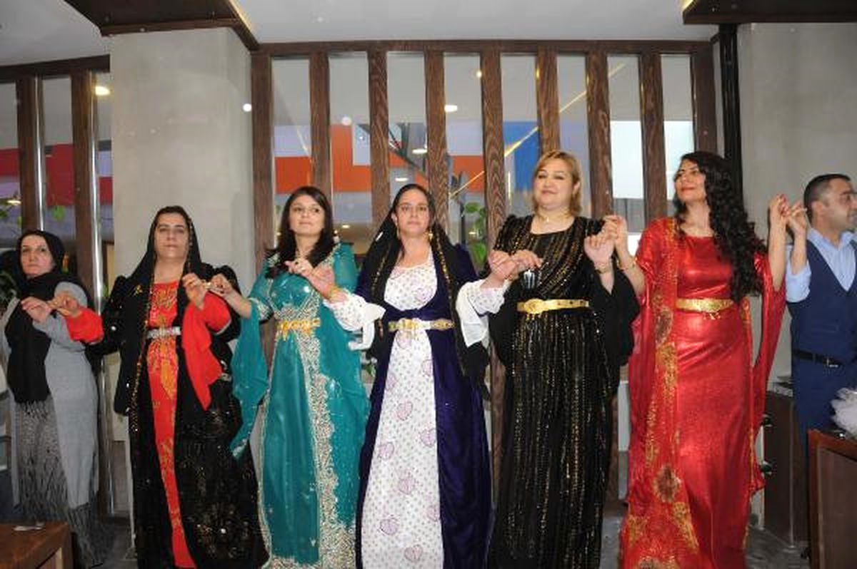 Hakkari Valisi\'nin Eşi Yöresel Kıyafet Giydi Kadınlarla Halay Çekti
