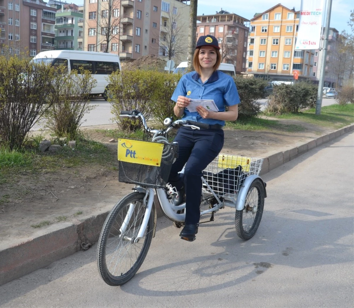 Kadın Postacı Bisikleti ile Erkeklere Meydan Okuyor