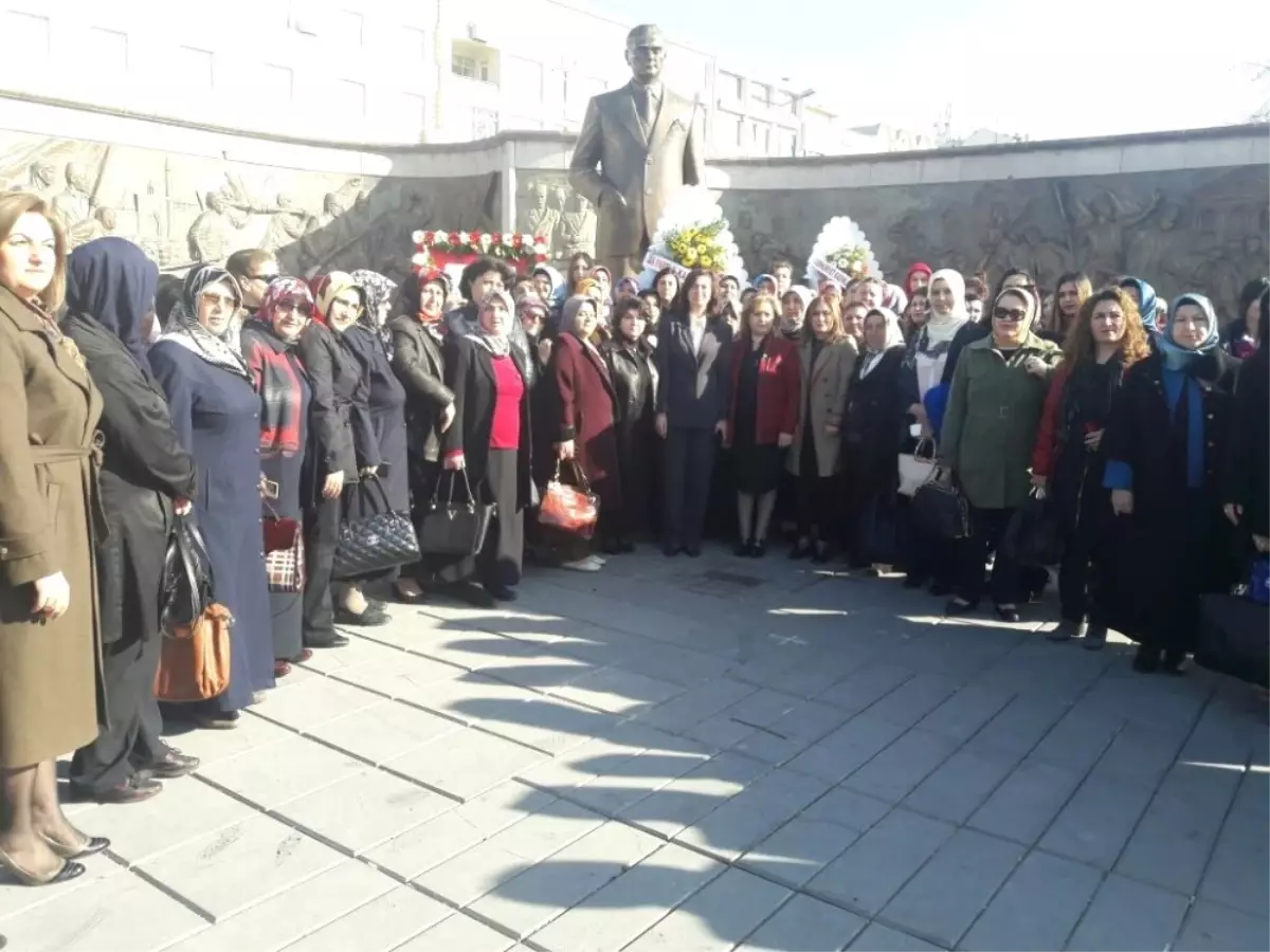 Kadınlar 8 Mart Dünya Kadınlar Günü Nedeniyle Atatürk Anıtı\'na Çelenk Bıraktı