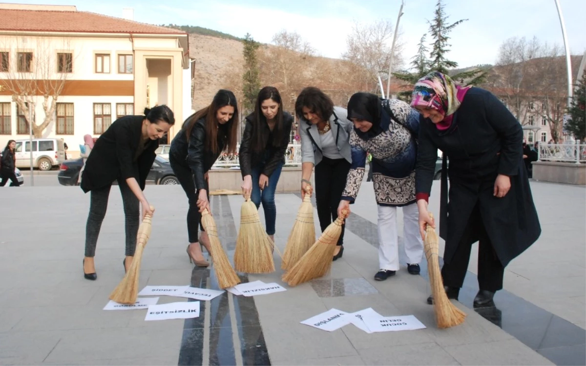 Kadınlar Ellerinde Süpürge ile Meydana Çıktı