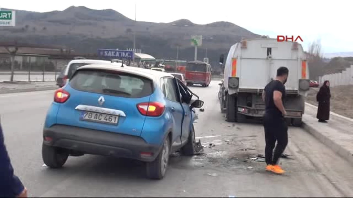 Karabük\'te Otomobil Temizlik Aracına Çarptı 2 Yaralı