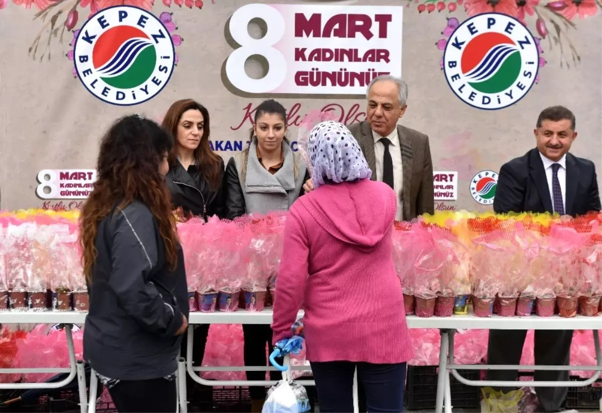 Kepez\'den Kadınlara 20 Bin Sümbül