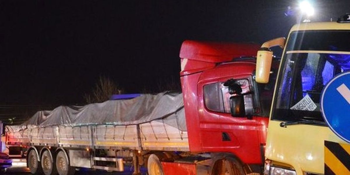 Manisa\'da Tır İşçileri Taşıyan Midibüse Çarptı: 5 Yaralı