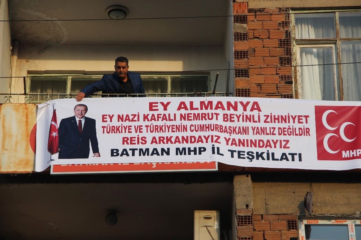 MHP\'li Başkandan Cumhurbaşkanına Pankartlı Destek
