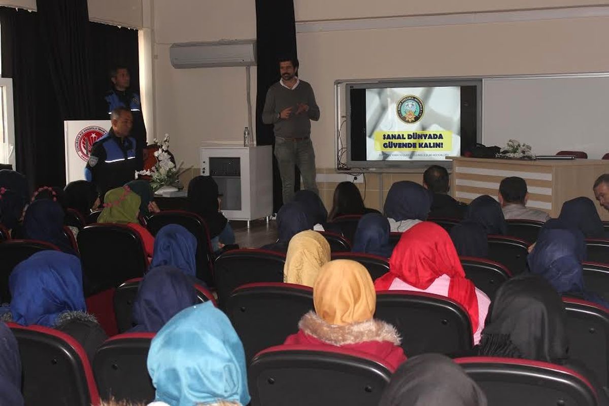 Öğrencilere Güvenli İnternet ve Sosyal Medya Kullanımı Semineri Verildi