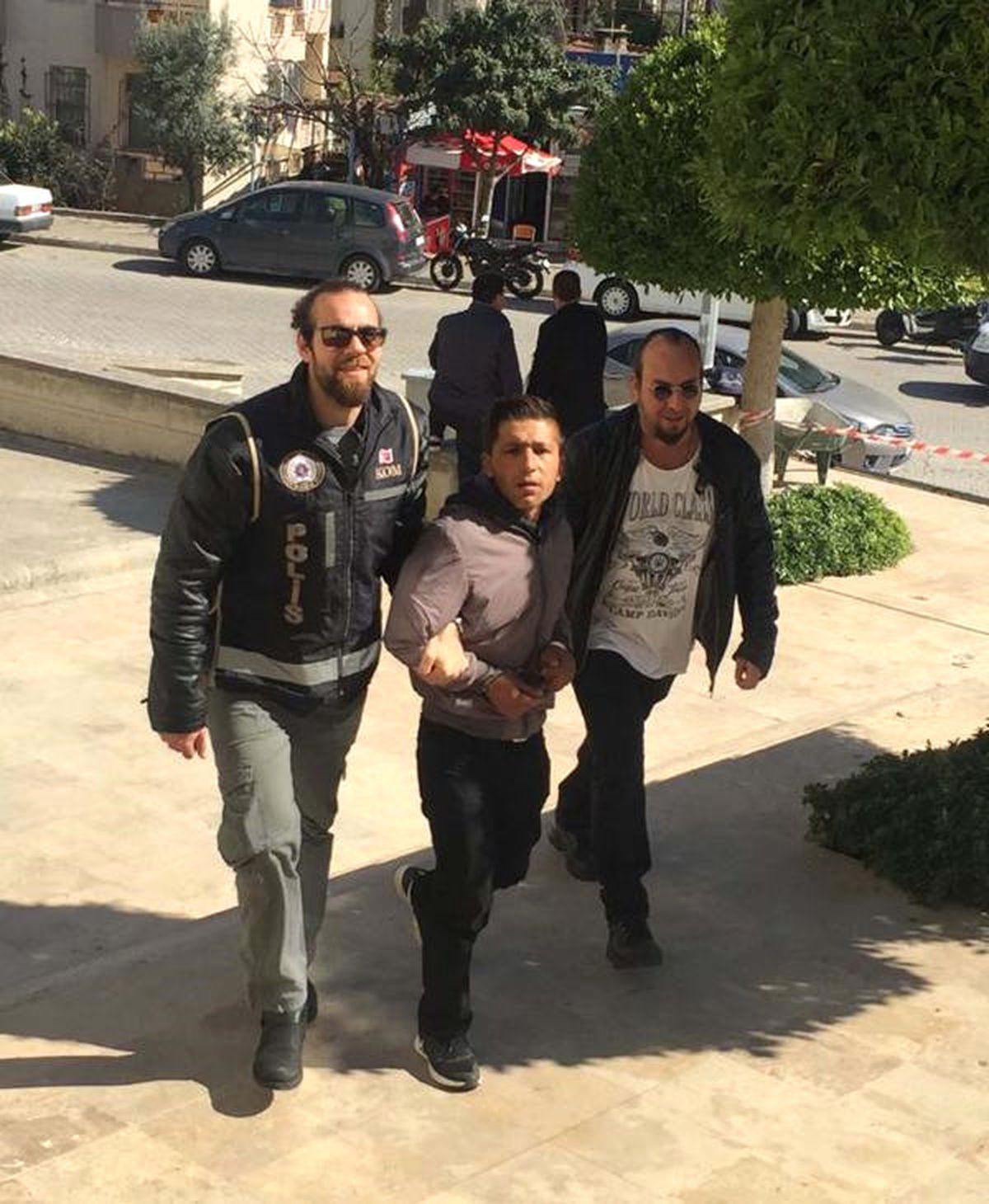 Parkta Uyuşturucu Satarken Yakalanıp Tutuklandı