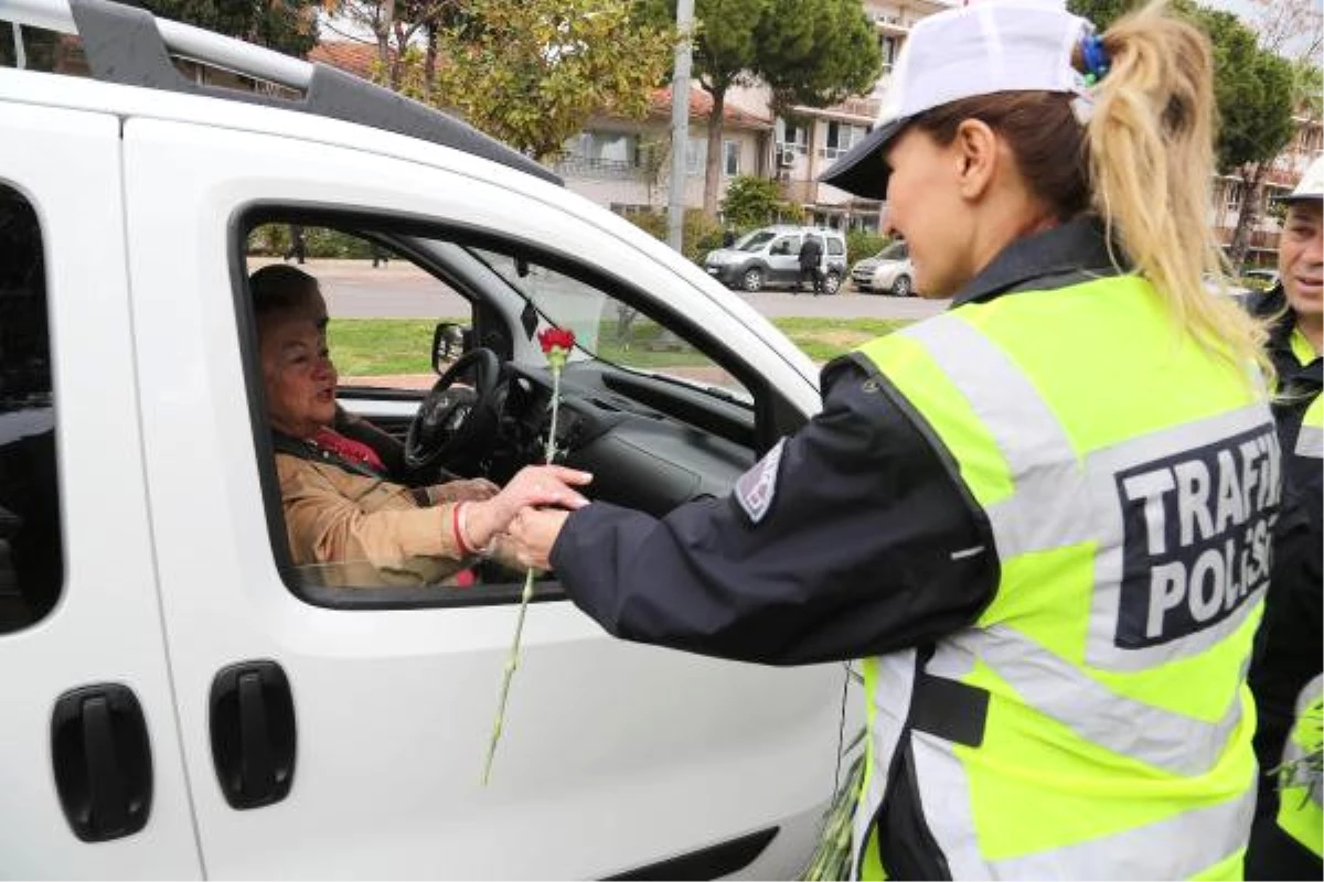 Polis Ceza İçin Değil, Çiçek Vermek İçin Durdurdu