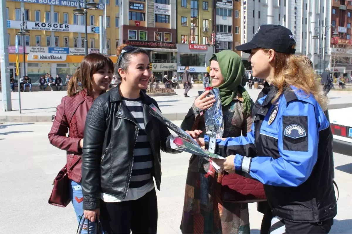 Polis, Kadınlar Gününü Kutladı