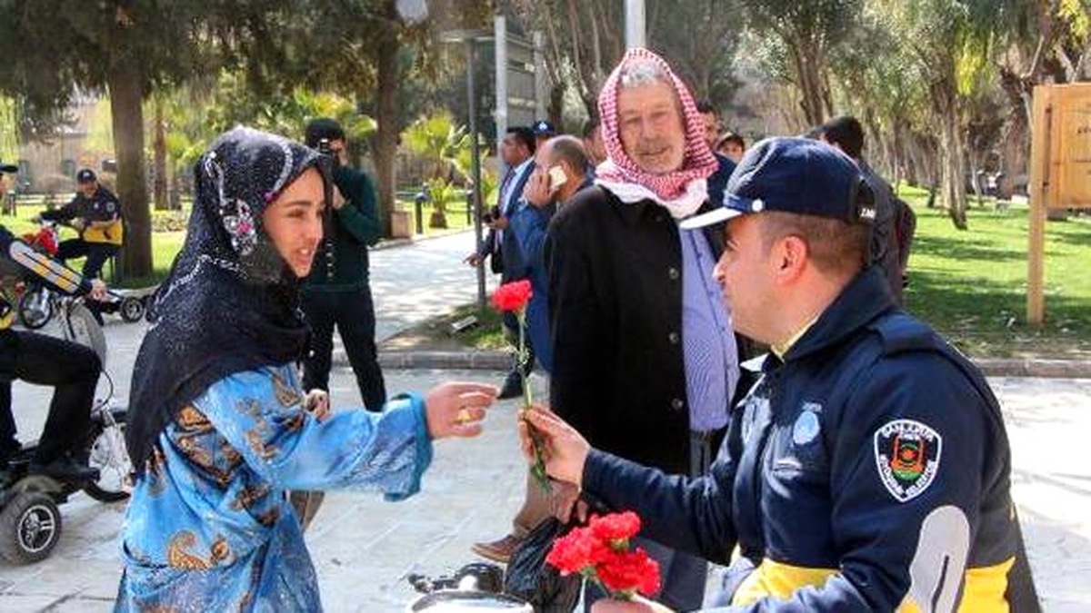 Şanlıurfa\'da, Zabıtalardan Kadınlara Karanfil