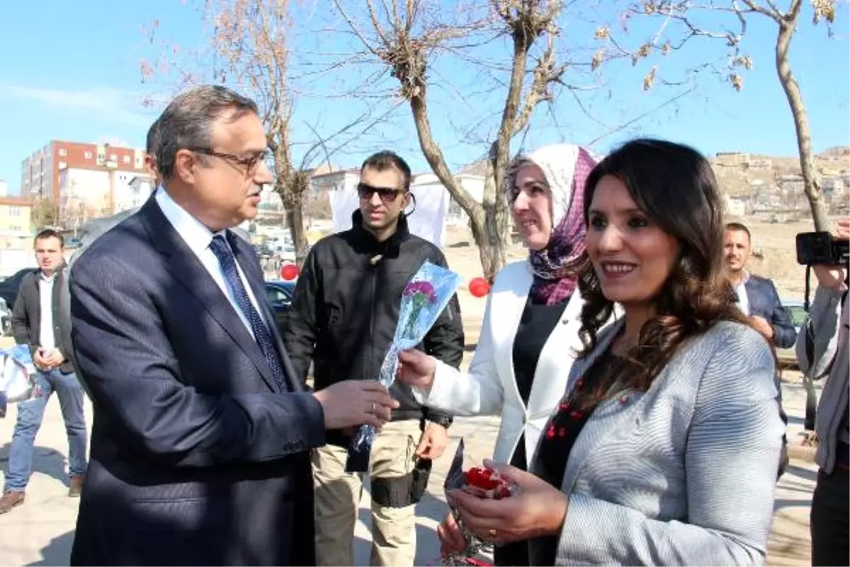 Şırnak Valisi Su, Kadınlara Karanfil Verdi