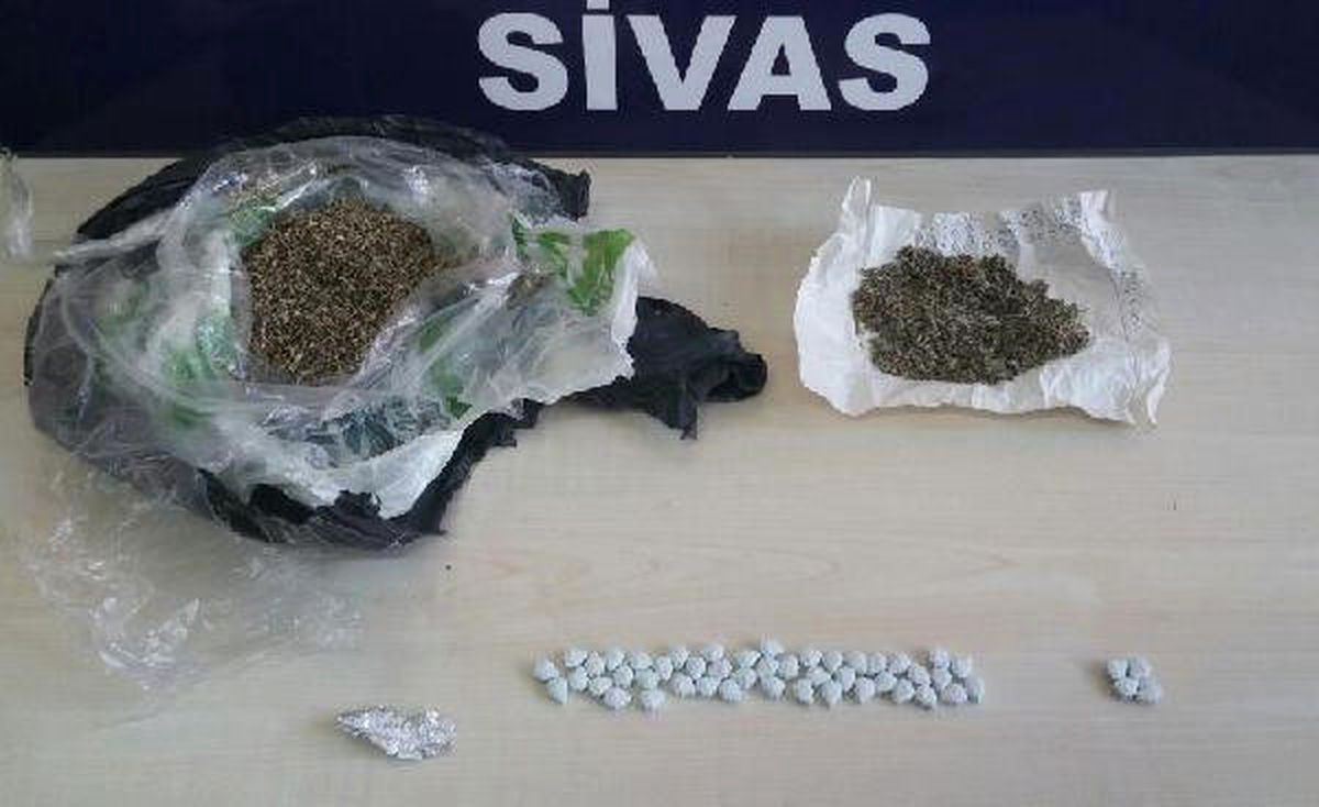 Sivas\'ta 109 Gram Bonzai ve 49 Ecstasy Hap Ele Geçti