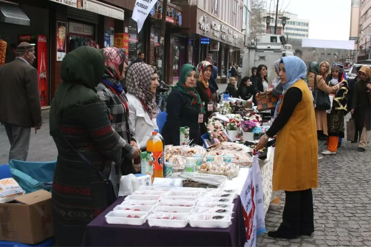 Sur\'da \'Kadın Şenliği\' Düzenlendi