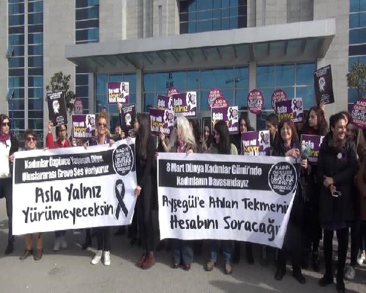 Tekmeci Saldırgan" Davasını İzleyen Kadınlardan Adliye Bahçesinde Açıklama