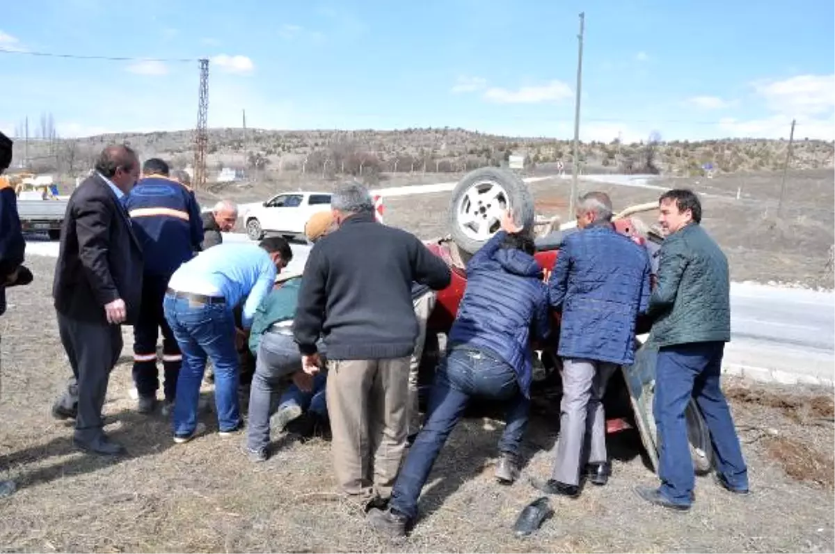 Ters Dönen Aracın Altında Kalan Sürücüyü Kurtarmaya Vatandaşın Çabası Yetmedi