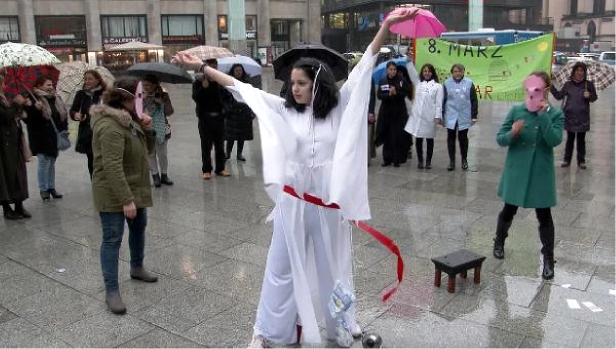 Türk Kadınları Köln\'de, Yağmur Altında Dansla Eşitlik Mesajı Verdi