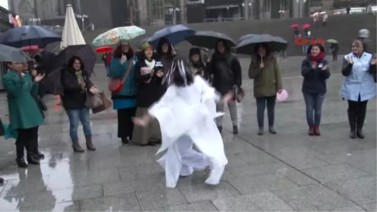 Türk Kadınları Köln\'de, Yağmur Altında Dansla Eşitlik Mesajı Verdi