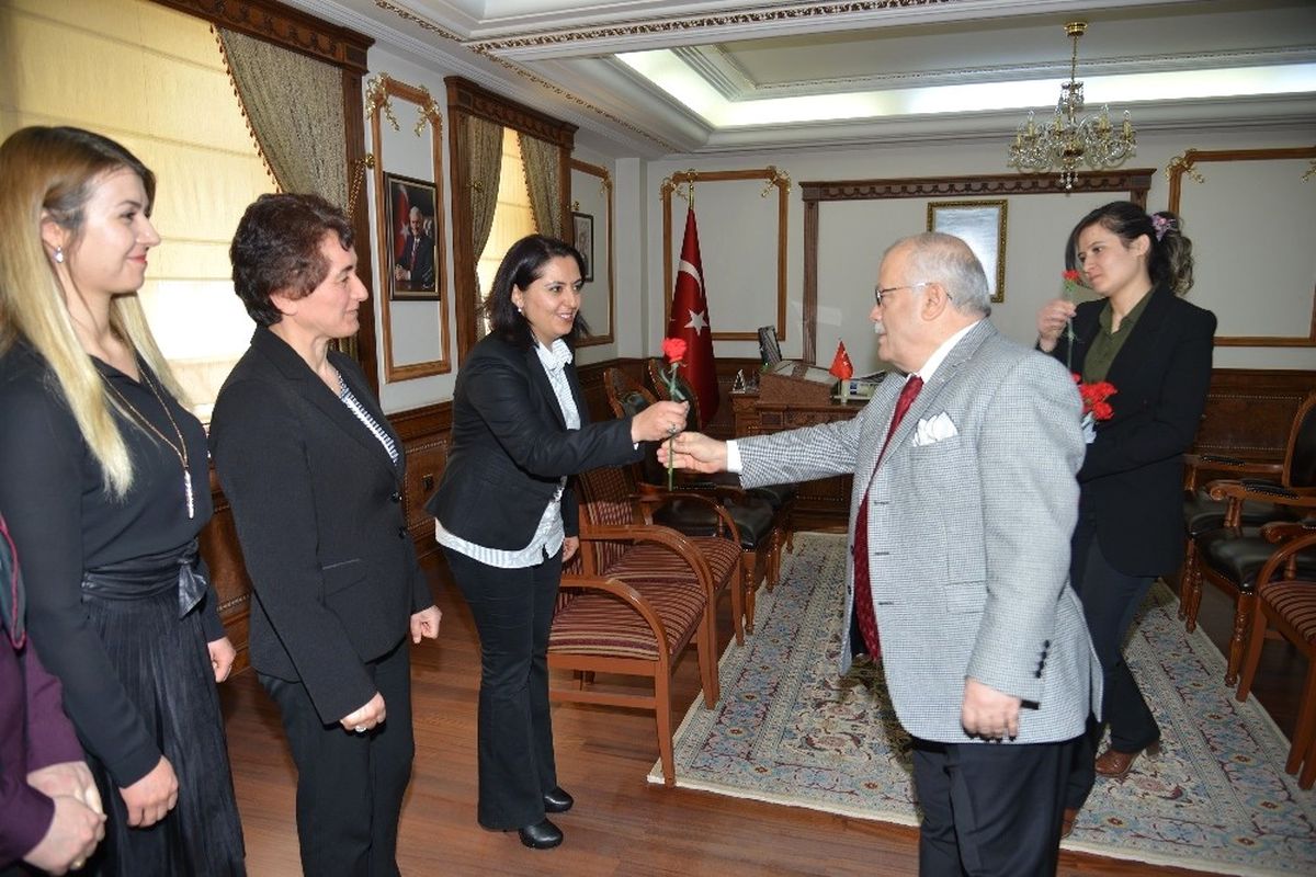Vali Necati Şentürk Kadın Personele Karanfil Dağıttı