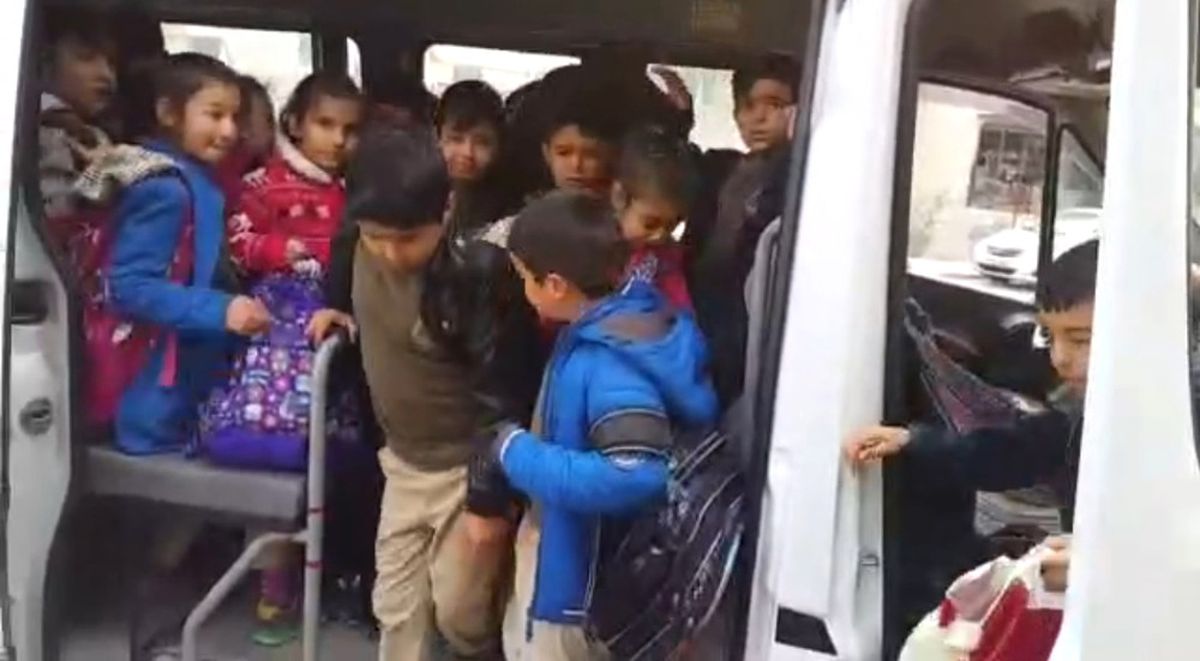 17 Kişilik Servisten 48 Öğrenci Çıktı