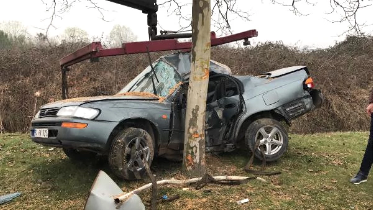 Ağaca Çarpan Otomobil İkiye Katlandı: 1 Ölü, 1 Yaralı