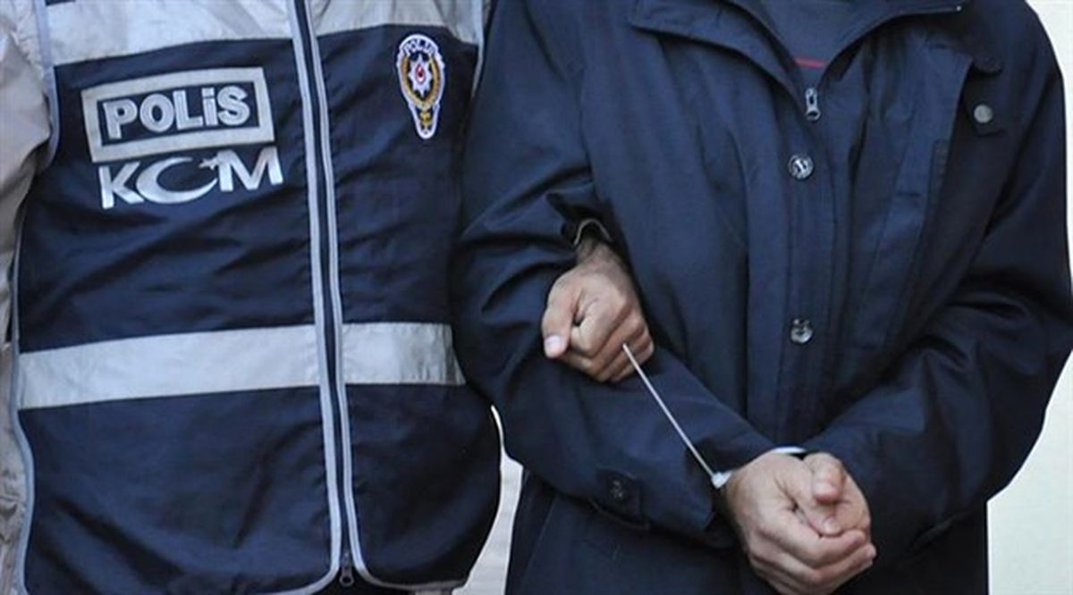 Ağlayan Dilenci Çocuğu Polis Teselli Etti