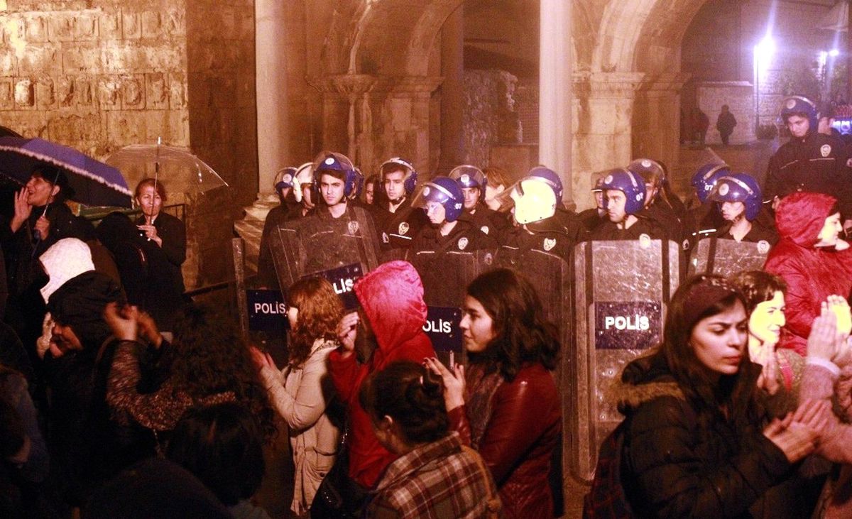 Antalya\'da Kadınların \'Feminist Gece Yürüyüşü\'ne Polis Engeli