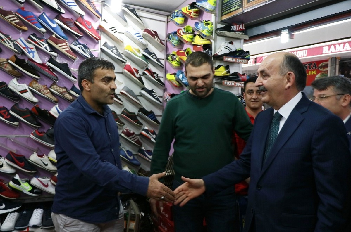 Bakan Müezzinoğlu Mısır Çarşısı Esnafını Ziyaret Etti