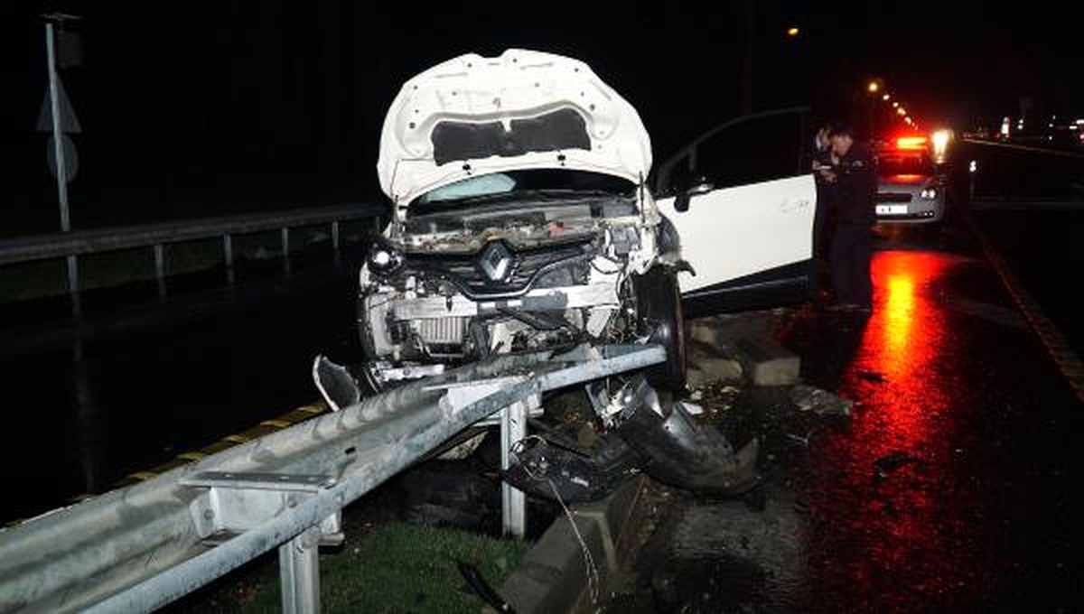 Bariyere Çarpan Otomobilin Kadın Sürücüsü Yaralandı