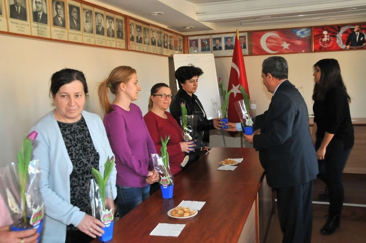 Başkan Akkaya\'dan Kadınlara Çiçek