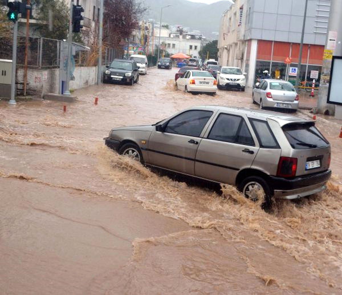Bodrum\'da Şiddetli Yağış Su Baskınlarına Neden Oldu