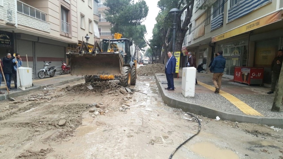 Bozulan Yollara Büyükşehirden Hızlı Müdahale