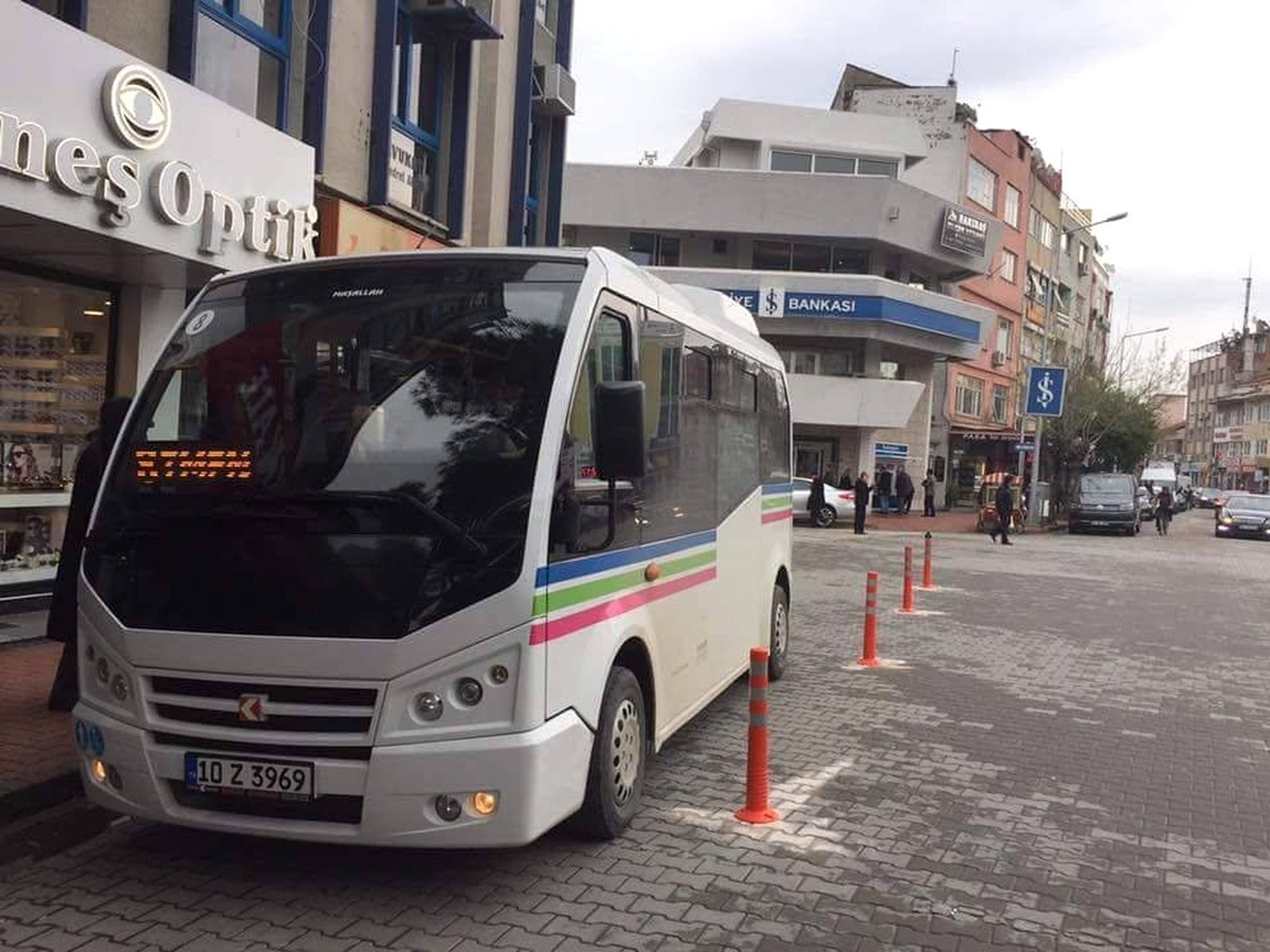 Burhaniye Cumhuriyet Meydanına Duba Montajı Yapıldı