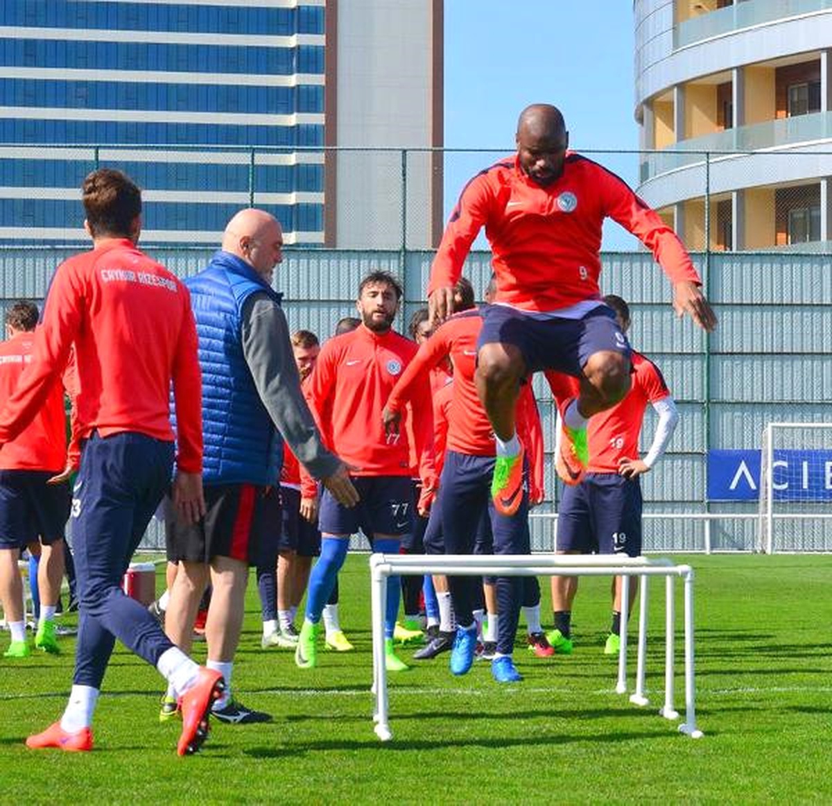 Çaykur Rizespor Teknik Direktörü Karaman, Oyuncularını Motive Ediyor
