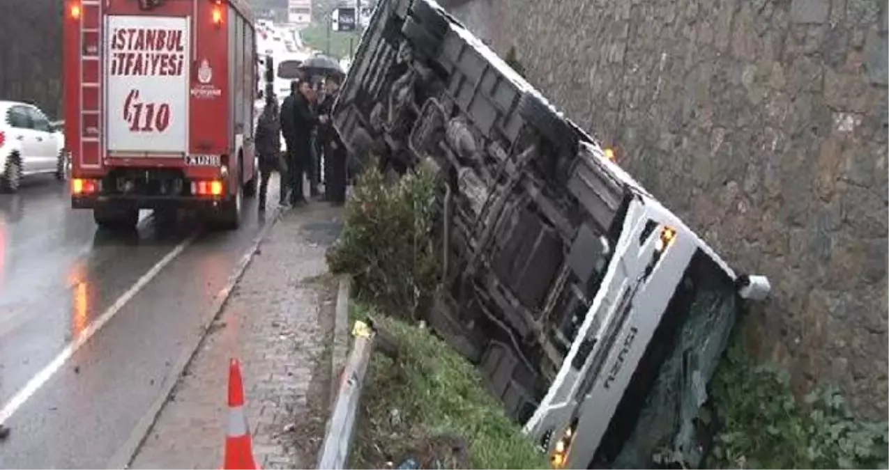 Ümraniye\'de Çevik Kuvvet Otobüsü Devrildi: 5 Yaralı