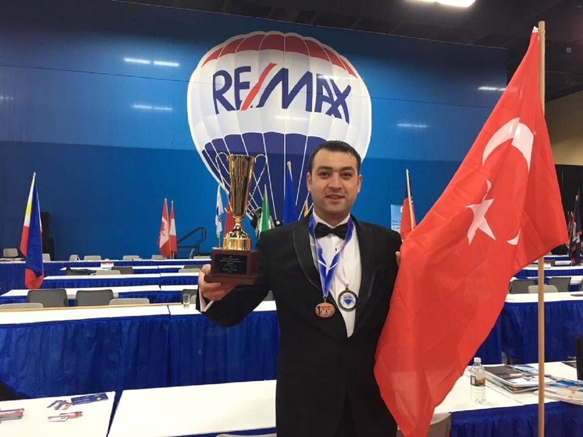 Dünya Üçüncüsü Uğur Tosun\'a Davullu Zurnalı Karşılama