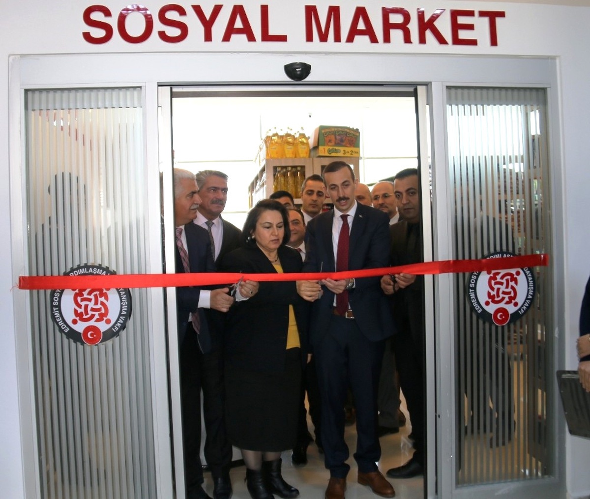 Edremit\'te Sosyal Market ve Giyim Mağazası Açılışı