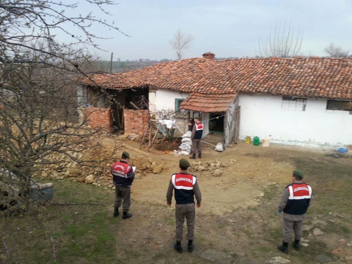 Evlerinin Altında Define Arayan Karı-koca Gözaltın Alındı