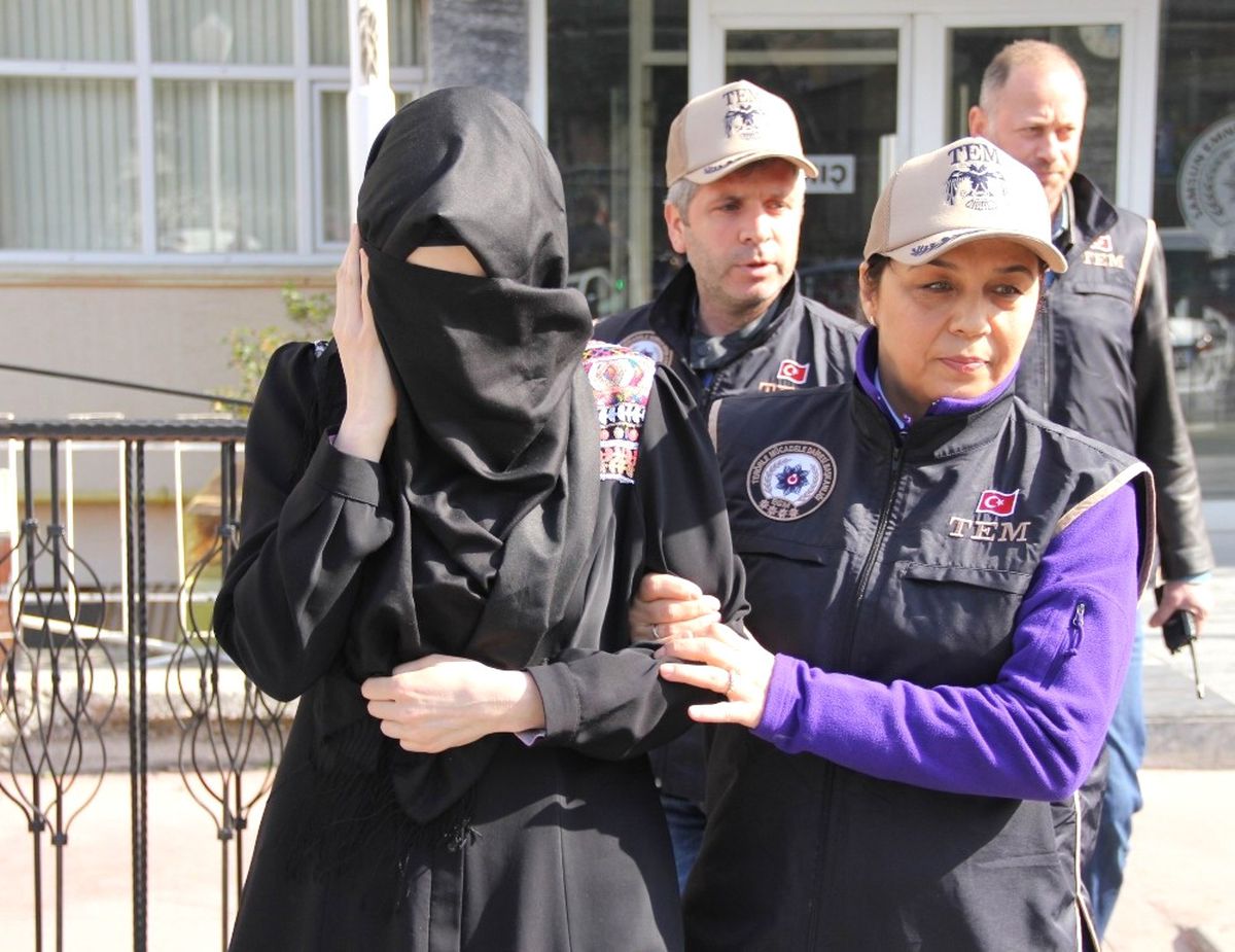 Genç Kadın, Fetö\'den Cezaevindeki Babasına Cep Telefonu Parçası Götürürken Yakalandı