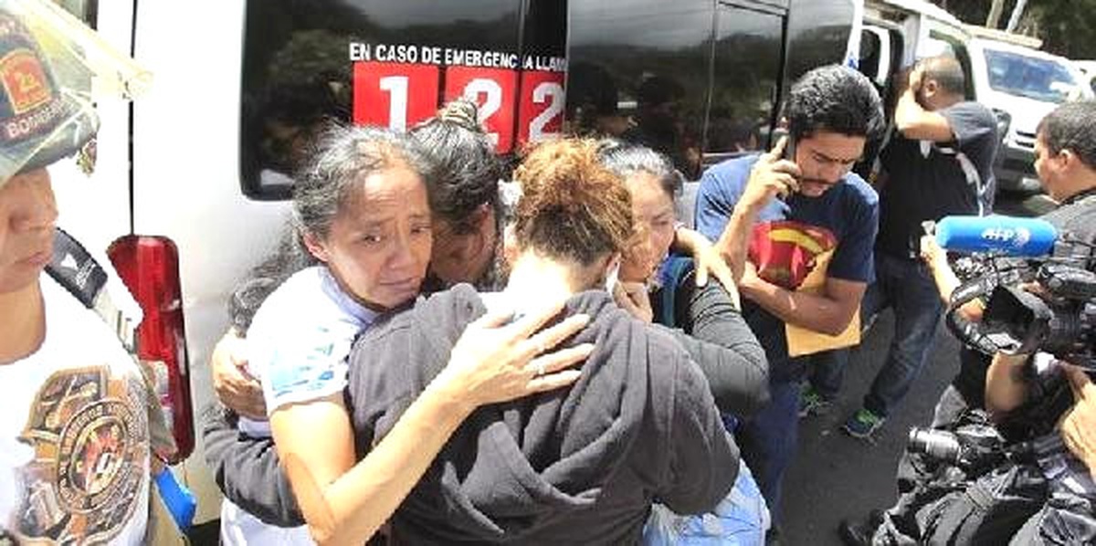 Yangında Hayatını Kaybeden 20 Genç Kız Guatemala\'yı Yasa Boğdu