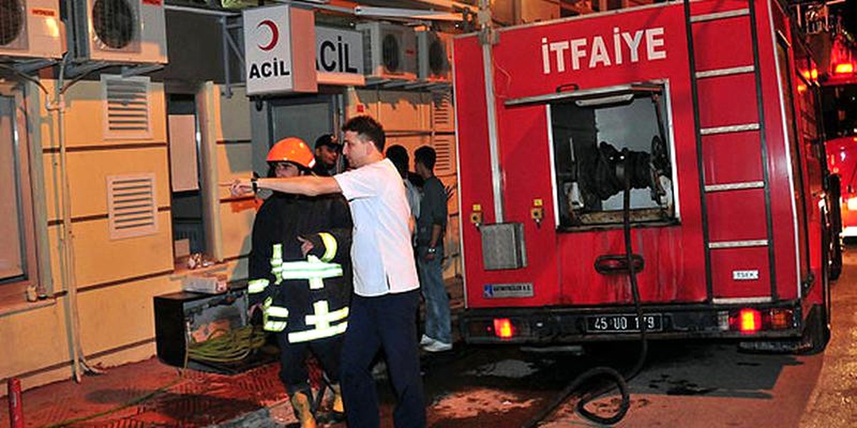 Hastanede Oksijen Tüpü Patladı: 3 Yaralı