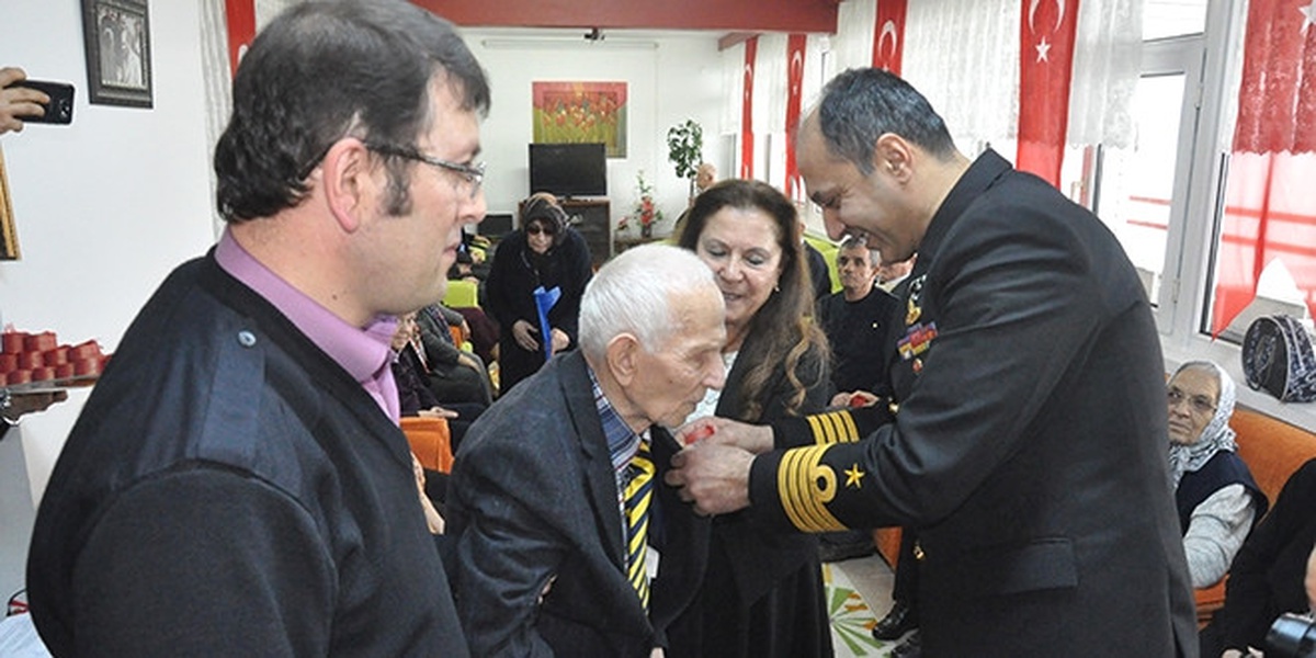 Huzurevinde Sigarayı Bırakanlar Altınla Ödüllendirildi