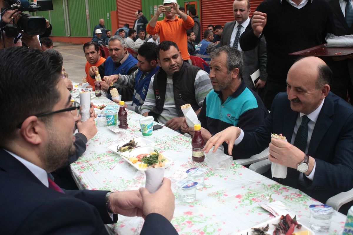 Işçilerle Dürüm Yedi