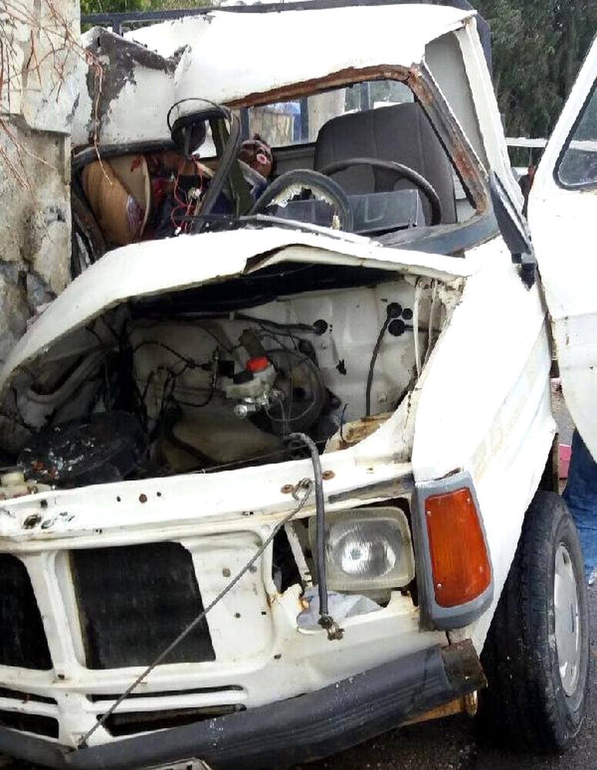 Kamyonet İstinat Duvarına Çarptı: 2 Ölü