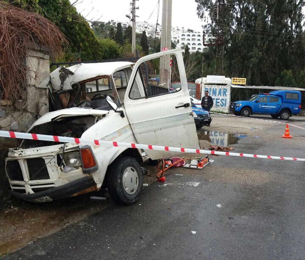 Kamyonet Istinat Duvarına Çarptı: 2 Ölü